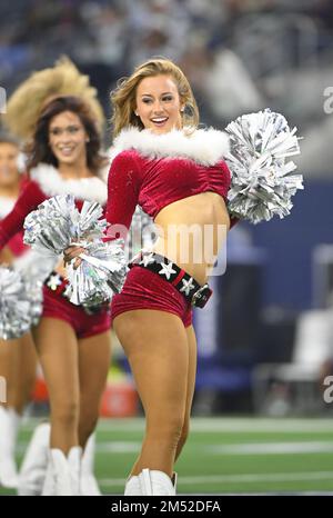 Arlington, Usa. 24. Dezember 2022. Die Dallas Cowboys Cheerleaders führen ihre jährliche Weihnachts-Halbzeitshow während ihres NFL-Spiels im AT&T Stadium in Arlington, Texas, am Samstag, den 24. Dezember 2022, durch. Die Cowboys besiegten die Eagles 40-34. Foto: Ian Halperin/UPI Credit: UPI/Alamy Live News Stockfoto