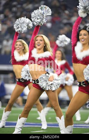 Arlington, Usa. 24. Dezember 2022. Die Dallas Cowboys Cheerleaders führen ihre jährliche Weihnachts-Halbzeitshow während ihres NFL-Spiels im AT&T Stadium in Arlington, Texas, am Samstag, den 24. Dezember 2022, durch. Die Cowboys besiegten die Eagles 40-34. Foto: Ian Halperin/UPI Credit: UPI/Alamy Live News Stockfoto