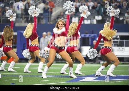 Arlington, Usa. 24. Dezember 2022. Die Dallas Cowboys Cheerleaders führen ihre jährliche Weihnachts-Halbzeitshow während ihres NFL-Spiels im AT&T Stadium in Arlington, Texas, am Samstag, den 24. Dezember 2022, durch. Die Cowboys besiegten die Eagles 40-34. Foto: Ian Halperin/UPI Credit: UPI/Alamy Live News Stockfoto