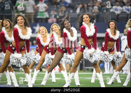 Arlington, Usa. 24. Dezember 2022. Die Dallas Cowboys Cheerleaders führen ihre jährliche Halbzeitshow während des NFL-Erben-Spiels im AT&T Stadium in Arlington, Texas, am Samstag, den 24. Dezember 2022, durch. Die Cowboys besiegten die Eagles 40-34. Foto: Ian Halperin/UPI Credit: UPI/Alamy Live News Stockfoto