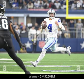 Arlington, Usa. 24. Dezember 2022. Dallas Cowboys Dak Prescott rollt während des NFL-Spiels im AT&T Stadium in Arlington, Texas, am Samstag, den 24. Dezember 2022 über die Philadelphia Eagles. Die Cowboys besiegten die Eagles 40-34. Foto: Ian Halperin/UPI Credit: UPI/Alamy Live News Stockfoto