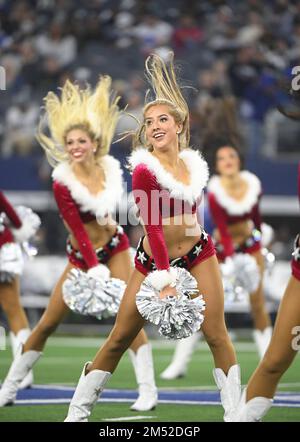 Arlington, Usa. 24. Dezember 2022. Die Dallas Cowboys Cheerleaders führen ihre jährliche Weihnachts-Halbzeitshow während ihres NFL-Spiels im AT&T Stadium in Arlington, Texas, am Samstag, den 24. Dezember 2022, durch. Die Cowboys besiegten die Eagles 40-34. Foto: Ian Halperin/UPI Credit: UPI/Alamy Live News Stockfoto