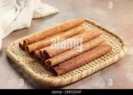 Zwei knusprige Varioua-Eierrollen oder chinesische Waffelrolle auf Rattanteller Stockfoto