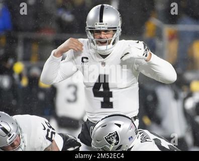 Pittsburgh, Usa. 24. Dezember 2022. Der Quarterback der Las Vegas Raiders Derek Carr (4) signalisiert im ersten Quartal im Acrisure Stadium am Samstag, den 24. Dezember 2022 in Pittsburgh gegen die Pittsburgh Steelers. Foto: Archie Carpenter/UPI Credit: UPI/Alamy Live News Stockfoto