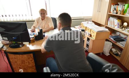 Dieser Internist im Zentrum einer größeren Stadt arbeitet hauptsächlich als Hausarzt. Das Foto zeigt: Patientenkonsultation, Deutschland Stockfoto