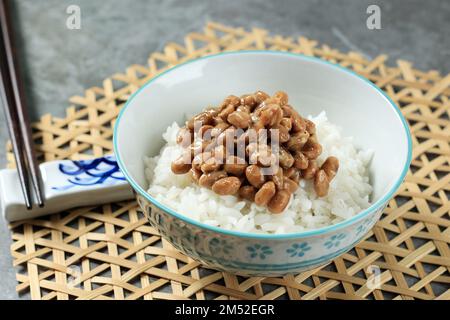 Nahaufnahme Natto über White Rice. Natto ist eine japanische fermentierte Sojabohne Stockfoto