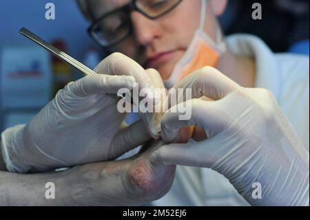 Der Podologe in seiner Praxis ist ein wichtiger Assistent des Orthopäden, Chirurgen, Dermatologen und Allgemeinarztes. Seine Arbeit - viel mehr Stockfoto