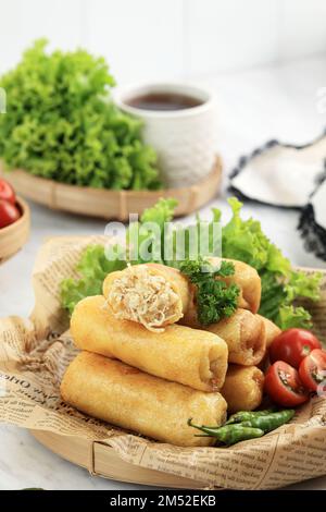 Sosis Solo oder gebratener Eierkrepe mit Hähnchenfüllung. Beliebter Imbiss aus Solo, Central Java, Indonesien. Stockfoto