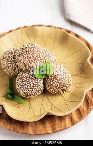 Chinesische Sesamkugeln für Yum Cha. Hergestellt aus klebrigem Reismehl, Zucker und verschiedenen Pasten im Inneren Stockfoto