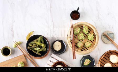 Dim Sum, Yum Cha Traditionelle Chinesische Teezeit. Flatlay auf Marmortisch Stockfoto