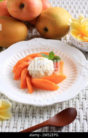 Mango Sticky Rice Thai Dessert, auf weißem Tisch Stockfoto