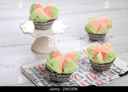 Thailändischer gedünsteter Cupcake oder Kanom Pui Fai, bekannt als Bolu Kukus in Indonesien Stockfoto