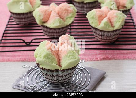 Bolu Kukus Semangka, Gedünsteter Indonesischer Cupcake Stockfoto