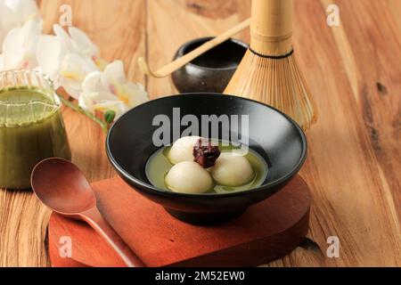 Tang Yuan mit Matcha-Suppe auf Black Bowl Stockfoto