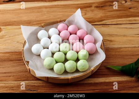 Three Color Raw Tang Yuan vor dem Kochen, chinesische klebrige Reisklöße für Winter Solstice Festival Food Stockfoto