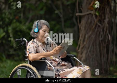 Musiktherapie bei Demenzbehandlung bei älteren Frauen. Stockfoto