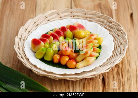 Ang Kue Ku oder Kanom Look Choup, Fruchtform Mung Beans Cake mit Gelee-Beschichtung, thailändisches Dessert Stockfoto