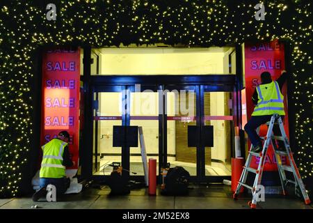 London, Großbritannien. 24. Dezember 2022. Arbeiter klebten am Heiligabend vor dem Verkauf am zweiten Weihnachtsfeiertag Schilder über die Fenster des Kaufhauses Selfridges in der Oxford Street. Kredit: Elfte Stunde Fotografie/Alamy Live News Stockfoto