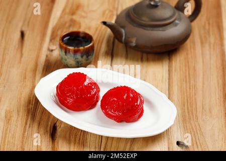 Rote Schildkröte Kuchen, Angku Kueh oder Kue Thok. Chinesischer Süßkuchen aus klebrigem Reis mit Mung Bean Paste Füllung Stockfoto