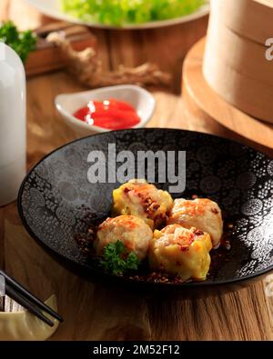 Chinesischer Mini Dimsum mit Chiliölverband Stockfoto