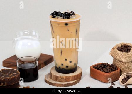 Taiwanesischer Boba Brown Sugar Coffee oder Kopi Boba Gula Aren Stockfoto