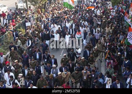 Neu-Delhi, Indien. 24. Dezember 2022. Der Bharat Jodo Yatra kam am Samstag in Delhi an. Die Yatra betrat die Hauptstadt von Haryanas Faribadab-Seite aus. Rahul Gandhi, der Führer der indischen Kongresspartei, führte den marsch "Bharat Jodo Yatra" in Delhi an. (Foto: Shivam Khanna/Pacific Press) Kredit: Pacific Press Media Production Corp./Alamy Live News Stockfoto