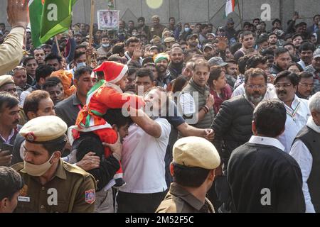 Neu-Delhi, Indien. 24. Dezember 2022. Der Bharat Jodo Yatra kam am Samstag in Delhi an. Die Yatra betrat die Hauptstadt von Haryanas Faribadab-Seite aus. Rahul Gandhi, der Führer der indischen Kongresspartei, führte den marsch "Bharat Jodo Yatra" in Delhi an. (Foto: Shivam Khanna/Pacific Press) Kredit: Pacific Press Media Production Corp./Alamy Live News Stockfoto