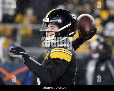 Pittsburgh, Usa. 24. Dezember 2022. Pittsburgh Steelers Quarterback Kenny Pickett (8) wirft am Samstag, den 24. Dezember 2022 in Pittsburgh im Acrisure Stadium im ersten Quartal gegen die Las Vegas Raiders. Foto: Archie Carpenter/UPI Credit: UPI/Alamy Live News Stockfoto