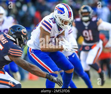 24. Dezember 2022 – Buffalo Bills Wide Receiver Gabe Davis (13) dreht sich von einem Angriff des Chicago Bears Linebacker Joe Thomas (45) weg, bevor er während des NFL-Fußballspiels in Chicago, IL, fummelt Stockfoto