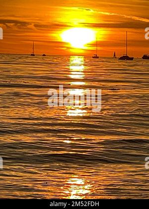 Santa Barbara, Kalifornien, USA 21. Dezember 2022. Wunderschöner goldener Sonnenuntergang am Butterfly Beach, 23. Dezember 2022, Montecito, CA (Bild: © Amy Katz/ZUMA Press Wire) Stockfoto