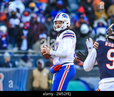 24. Dezember 2022 - Buffalo Bills Quarterback Josh Allen (17) tritt während des NFL-Footballspiels zwischen den Chicago Bears und den Buffalo Bills in Chicago, IL, zurück Stockfoto