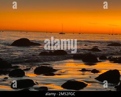 Santa Barbara, Kalifornien, USA 23. Dezember 2022. Wunderschöner goldener Sonnenuntergang am Butterfly Beach, 23. Dezember 2022, Montecito, CA (Bild: © Amy Katz/ZUMA Press Wire) Stockfoto