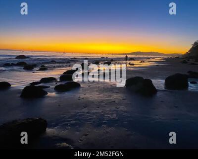 Santa Barbara, Kalifornien, USA 23. Dezember 2022. Wunderschöner goldener Sonnenuntergang am Butterfly Beach, 23. Dezember 2022, Montecito, CA (Bild: © Amy Katz/ZUMA Press Wire) Stockfoto