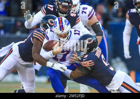 24. Dezember 2022 - der Quarterback der Buffalo Bills Josh Allen (17) wird von Jaquan Brisker (9) beim L-Football-Spiel gegen die Buffalo Bills in Chicago, IL, angegriffen Stockfoto