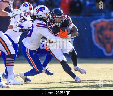 24. Dezember 2022 - Chicago Bears Running Back David Montgomery (32) wird während des Fußballspiels gegen die Buffalo Bills in Chicago, IL, angegriffen Stockfoto