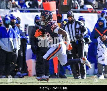 24. Dezember 2022 - Chicago Bears Running Back David Montgomery (32) startet während des NFL Football-Spiels gegen die Buffalo Bills in Chicago, Illinois, in die Luft Stockfoto