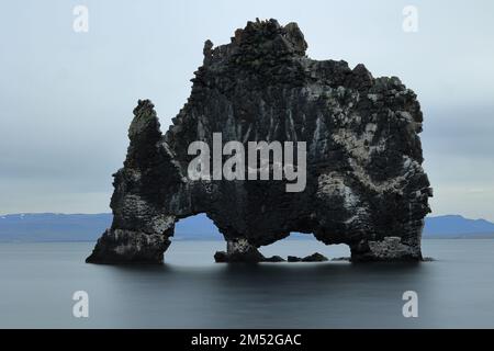 Ein wunderschöner Blick auf den Hvitserkur, ein 15 m hoher Basaltstapel in Island Stockfoto