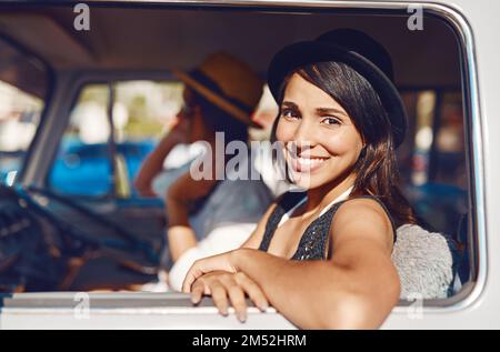 Besser, die Welt mit deiner besten Freundin zu sehen. Porträt einer glücklichen jungen Frau, die einen Ausflug mit ihrem Freund genießt. Stockfoto