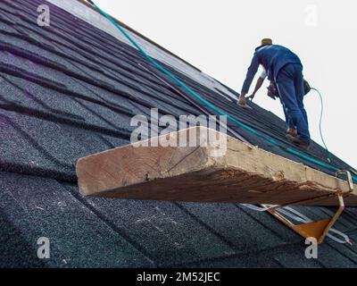 Halterung und Fußstütze am Schindeldach Stockfoto