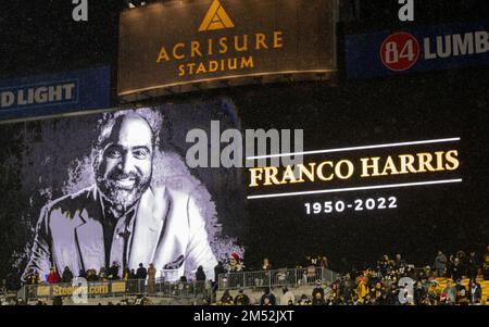 Pittsburgh, Usa. 24. Dezember 2022. Pittsburgh Steelers ehrt Franco Harris während der Halbzeitzeremonie, bei der er seine Nummer während der Halbzeit des Spiels gegen die Las Vegas Raiders im Acrisure Stadium am Samstag, den 24. Dezember 2022 in Pittsburgh in den Ruhestand setzte. Foto: Archie Carpenter/UPI Credit: UPI/Alamy Live News Stockfoto