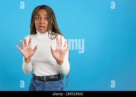 Eine verängstigte afrikanerin mit Handflächen, die stehen bleiben Stockfoto