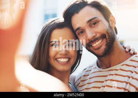 Sie wurden geschaffen, um einander zu lieben. Ein liebevolles junges Paar, das draußen einen Tag zusammen verbringt. Stockfoto