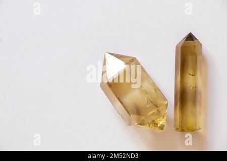 Semidelcitrinkristall auf isoliertem Hintergrund Stockfoto