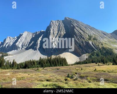 Der wunderschöne Mount Chester an einem sonnigen Tag mit blauem Himmel im Hintergrund, Alberta, Kanada Stockfoto