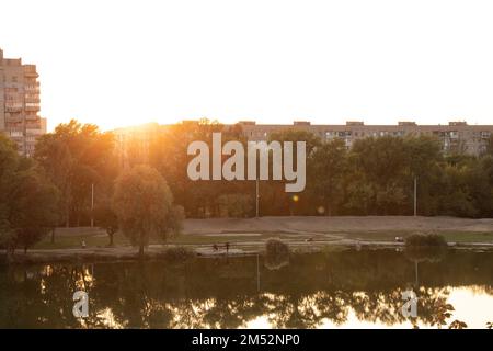 Mehrstöckiges Gebäude vor dem Hintergrund des Sonnenuntergangs am Abend in der Stadt dnipro in der ukraine im Herbst 2020 Stockfoto