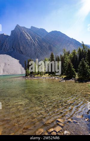 Ein vertikaler Blick auf den See vor Mount Chester an einem sonnigen Tag in Alberta, Kanada Stockfoto