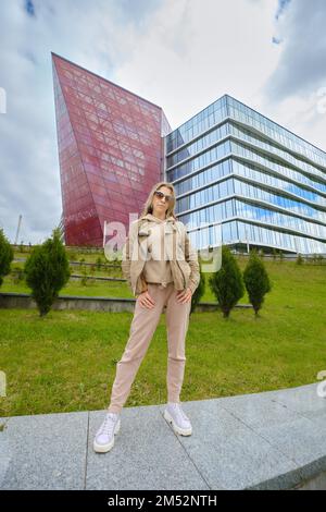 Sportliche Senior-Frau im Track Suit, niedrige Sicht Stockfoto