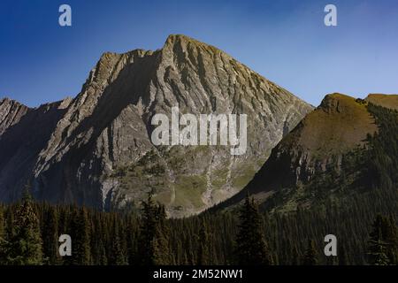 Der wunderschöne Mount Chester an einem sonnigen Tag mit blauem Himmel im Hintergrund, Alberta, Kanada Stockfoto