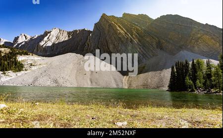 Der wunderschöne Mount Chester an einem sonnigen Tag mit blauem Himmel im Hintergrund, Alberta, Kanada Stockfoto