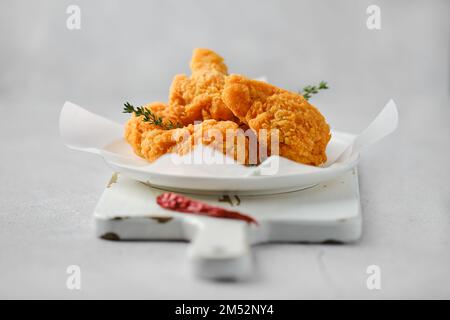 Nahaufnahme mit geringer Schärfentiefe von frittiertem scharfem Hühnerfleisch Stockfoto